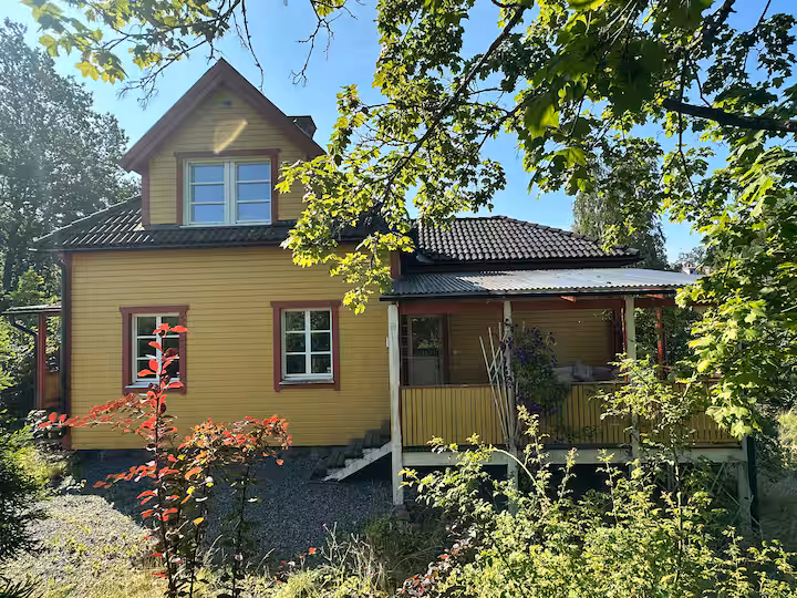Centralt möblerat hus i Flen