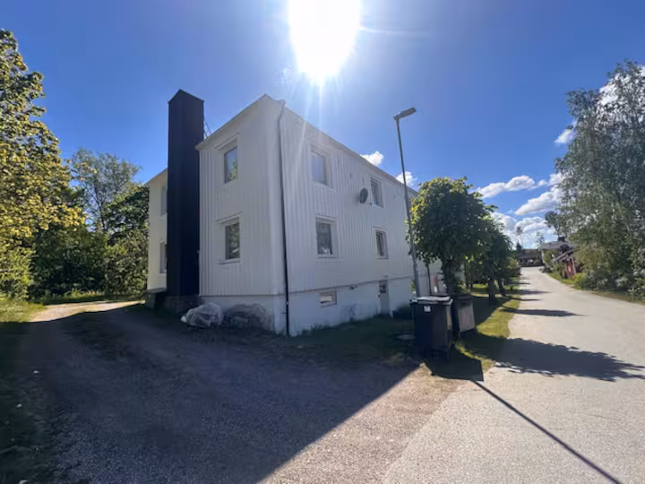 Stor lägenhet med trädgård och grill